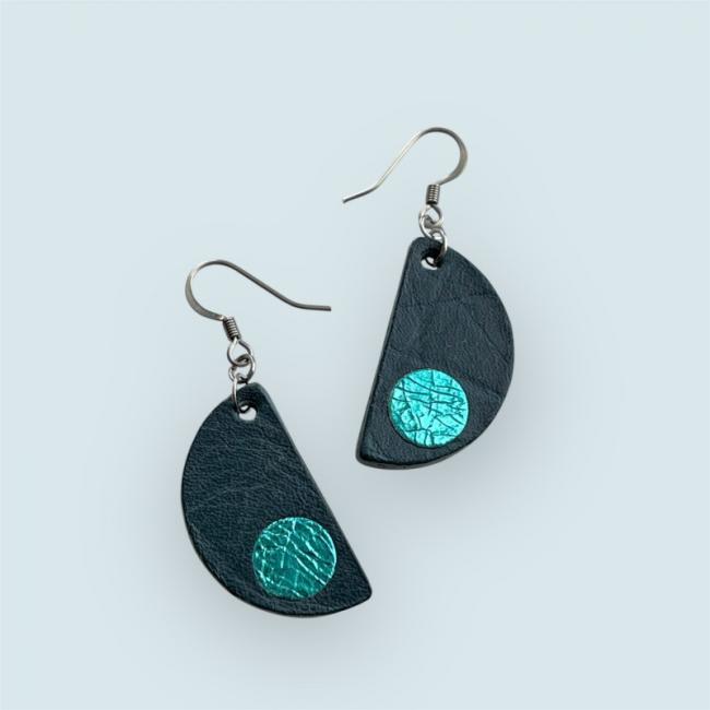 BOUCLES D'OREILLES EN CUIR BLEU, EMA