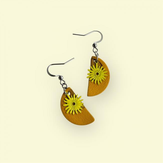 BOUCLES D'OREILLES IRIS, EN CUIR JAUNE