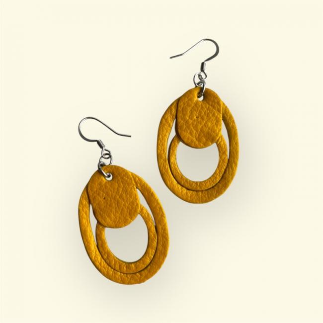 BOUCLES D'OREILLES EN CUIR JAUNE, MODÈLE CLOÉ