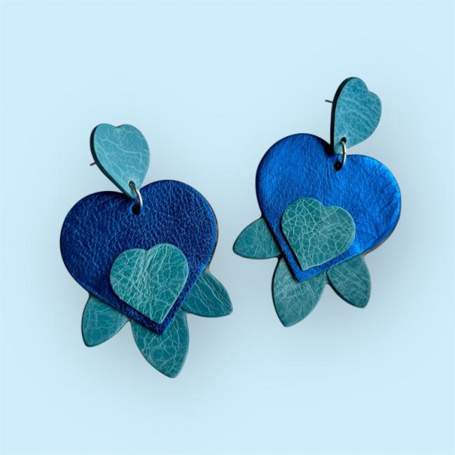 BOUCLES D'OREILLES EN CUIR ,CŒURS BLEU, MODÈLE LARA