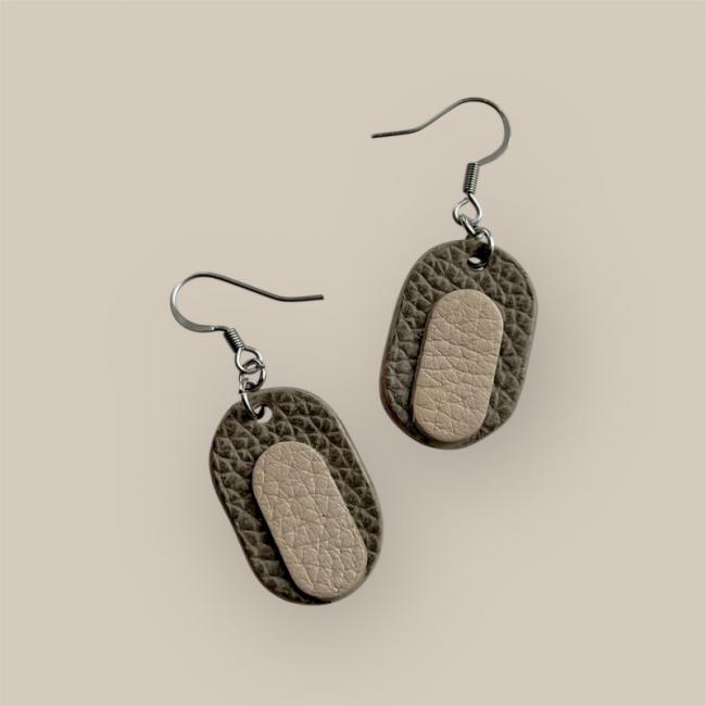 BOUCLES D'OREILLES EN CUIR GRIS ET CRÈME, ARMELLE
