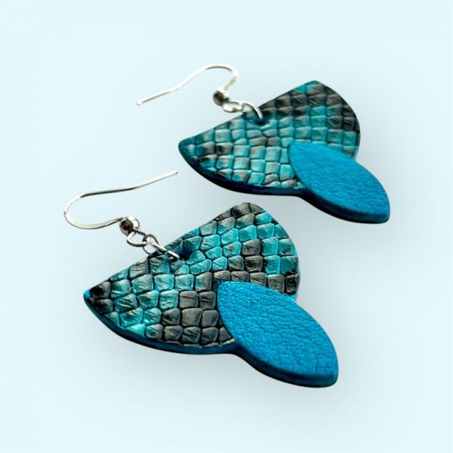 BOUCLES D'OREILLES EN CUIR BLEU, EMEL