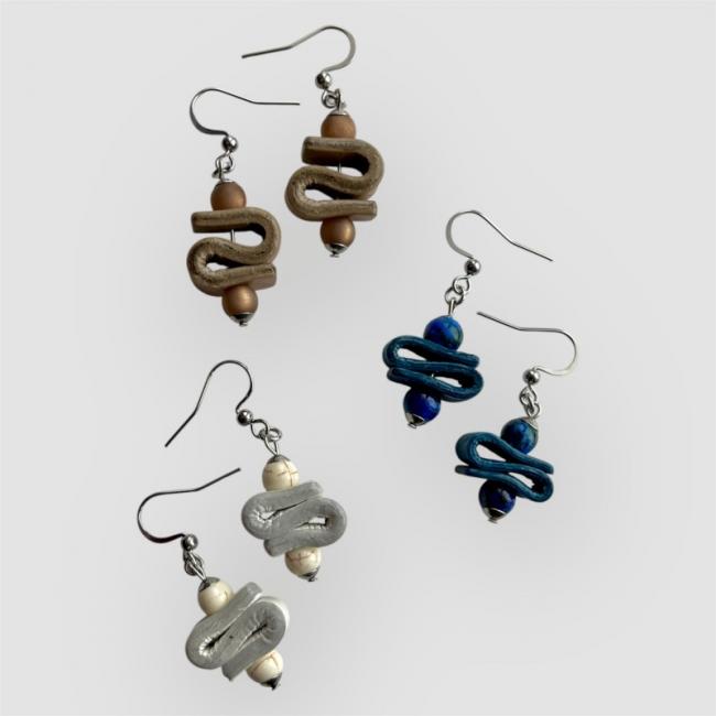 BOUCLES D'OREILLES EN CUIR COLORÉES, MODÈLE EMIE