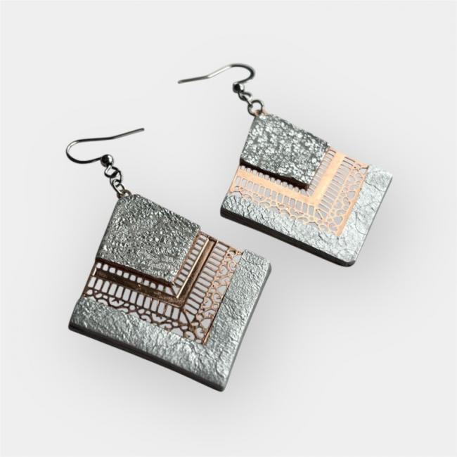 BOUCLES D'OREILLES EN CUIR ARGENTÉ, LILY