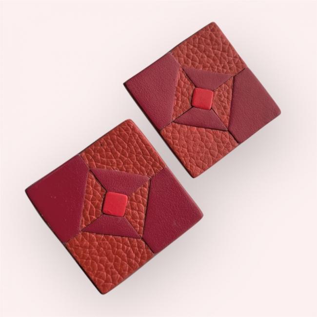 BOUCLES D'OREILLES CARRÉES EN CUIR ROUGE,MODÈLE  NELL