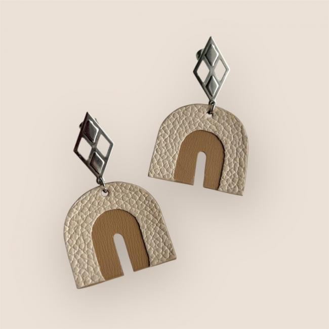 BOUCLES D'OREILLES EN CUIR BEIGE ET MARRON, ANITA