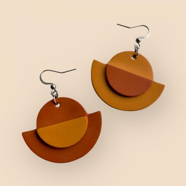 CRÉOLES CUIR ASYMÉTRIQUES ORANGE, MAMZELLE BIJOUX