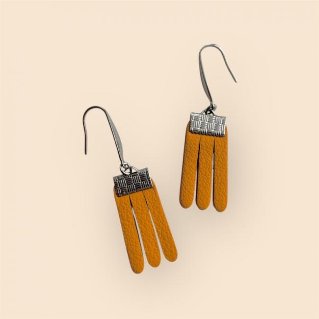 BOUCLE D'OREILLE EN CUIR ORANGE, MYA