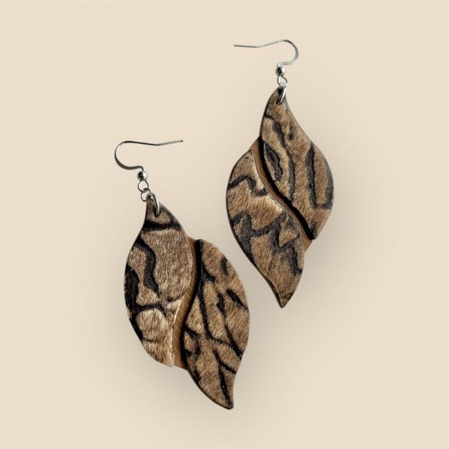 BOUCLES D'OREILLES EN CUIR TIGRÉ, MODÈLE ALMA