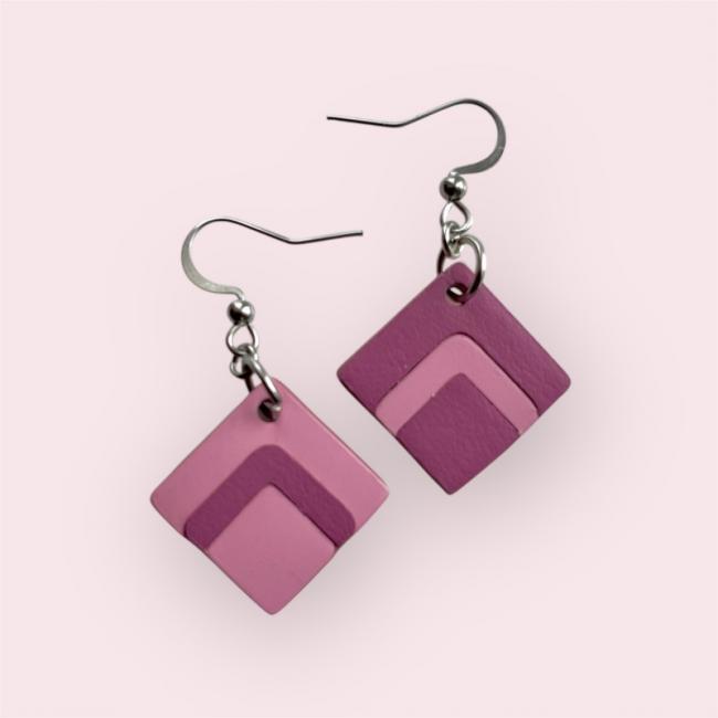 BOUCLES D'OREILLES ASYMÉTRIQUES EN CUIR ROSE, ELIANE