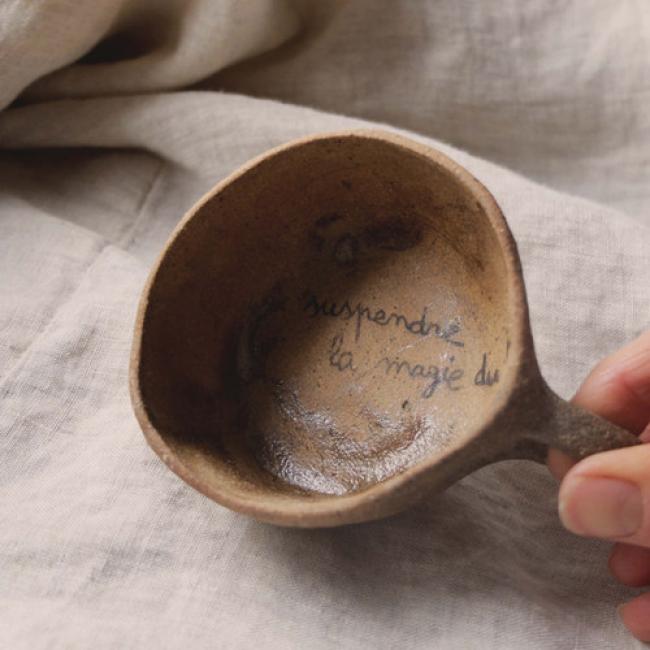 Tasse anse grès - Suspendre la magie du temps