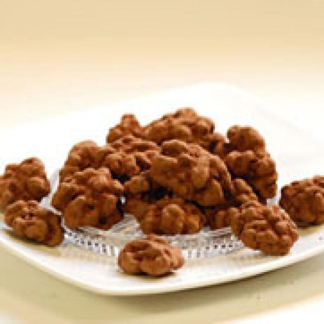 Noix enrobées de chocolat et cacao 