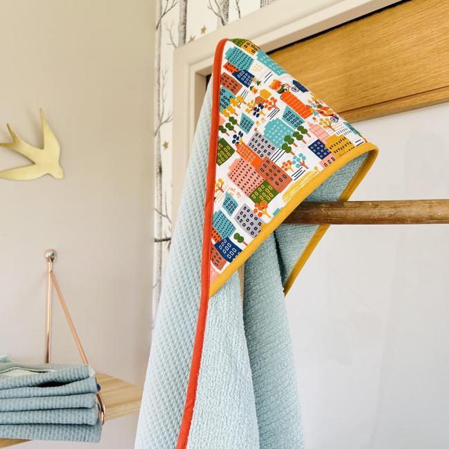 La cape de bain – En ville!