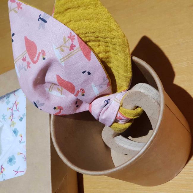 Le hochet oreilles de lapin – Flamant Rose