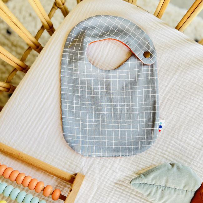 Petit Bavoir Gris de Carreaux