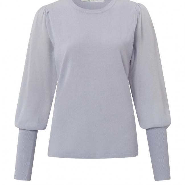 Pull délicat, col ras du cou et manches longues bouffantes