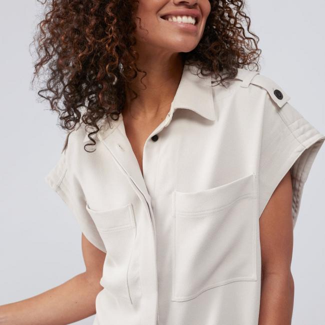 Veste chemise sans manches, poches de poitrine et boutons