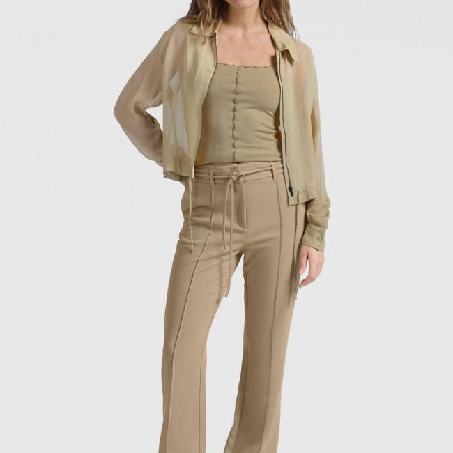 Pantalon évasé et ceinture à nouer