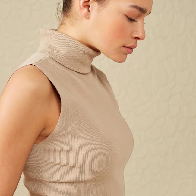 Pull sans manches, col roulé, en maille côtelée