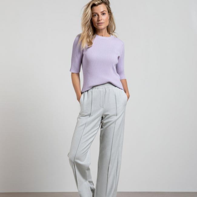 Pantalon à jambe large et longueur d'entrejambe normale