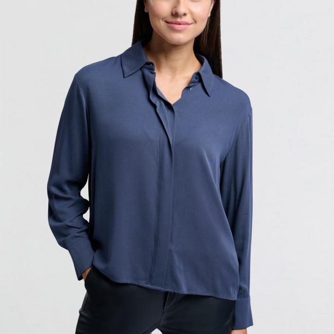 Chemise courte à manches longues et fermeture à bouton
