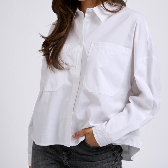 Chemise blanche, manches chauve-souris, boutons et poches