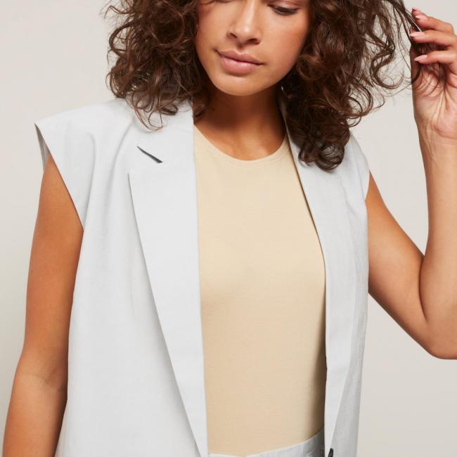 Blazer court sans manches avec bouton et col