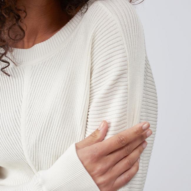 Pull côtelé, col rond, manches longues, coutures apparentes