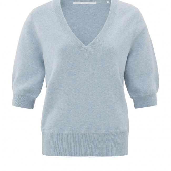 Pull doux col V, demi-manches et détails de couture