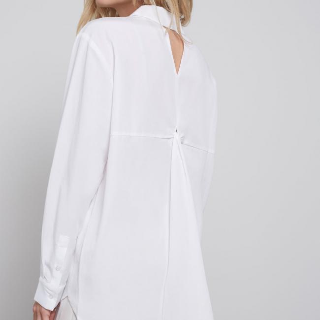 Chemise à boutons manches longues, détaillée dans le dos