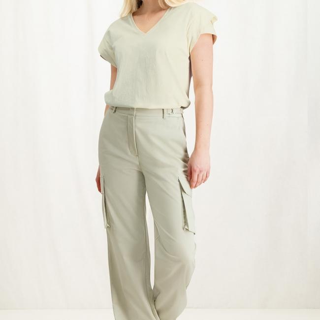 Pantalon cargo large avec poches et détails à la ceinture