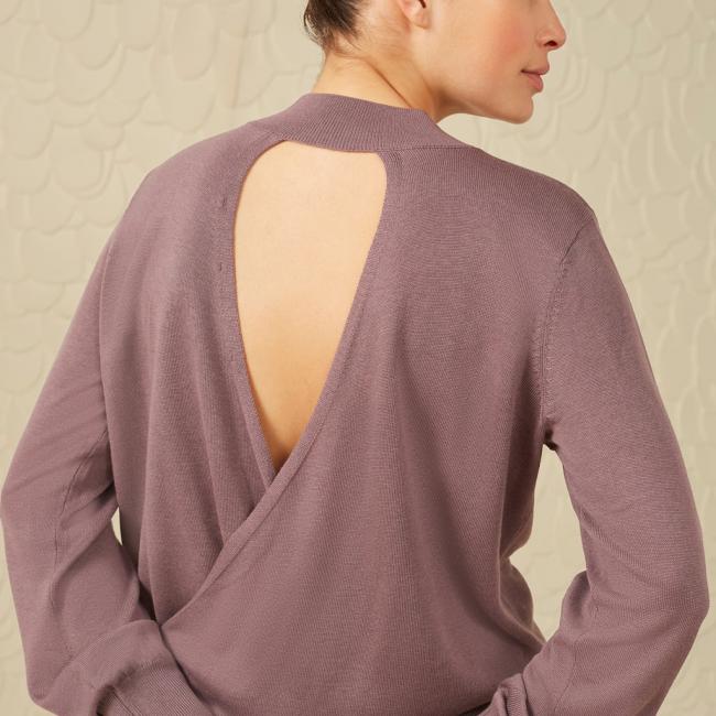 Pull col montant, manches longues, ouvert dans le dos