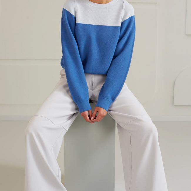 Sweat col ras, manches longues et coutures apparentes