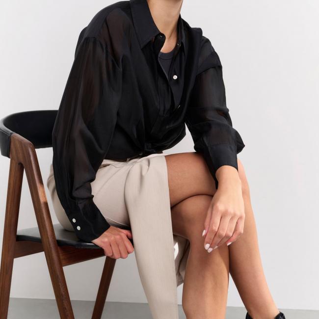 Blouse avec patte de boutonnage dissimulée et coupe ample