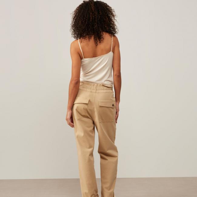 Pantalon cargo, taille marquée, poches et boutons