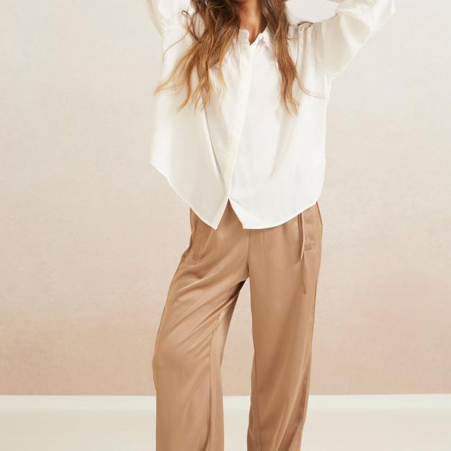 Pantalon large en satin avec poches et cordon de serrage