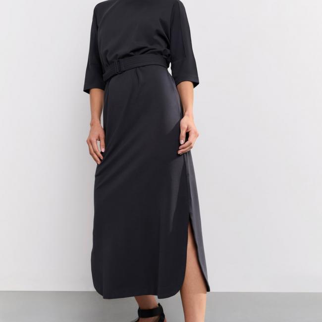 Robe mi-longue en jersey avec ceinture et coupe droite