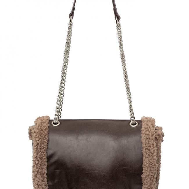 Sac en banoulière avec détails en teddy et anse en chaîne