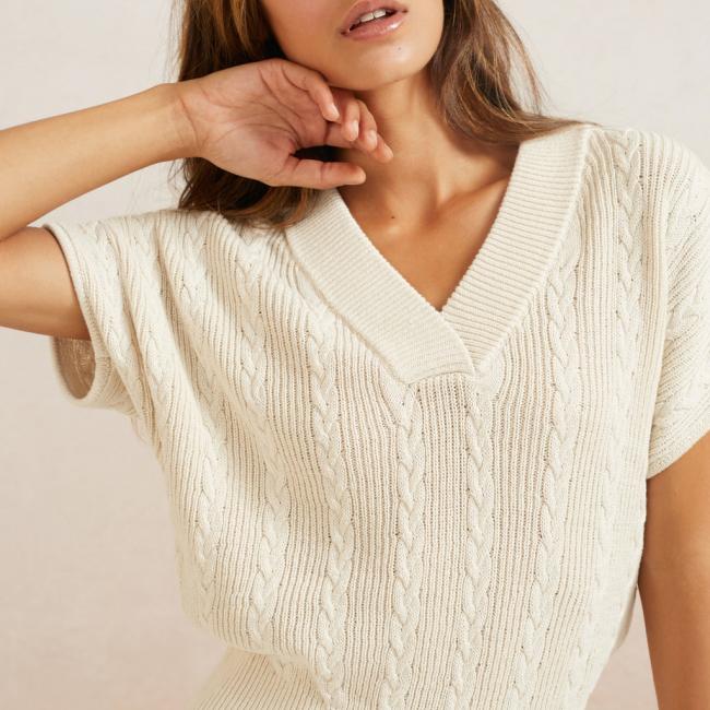 Pull torsadé col V, manches courtes et détails côtelés