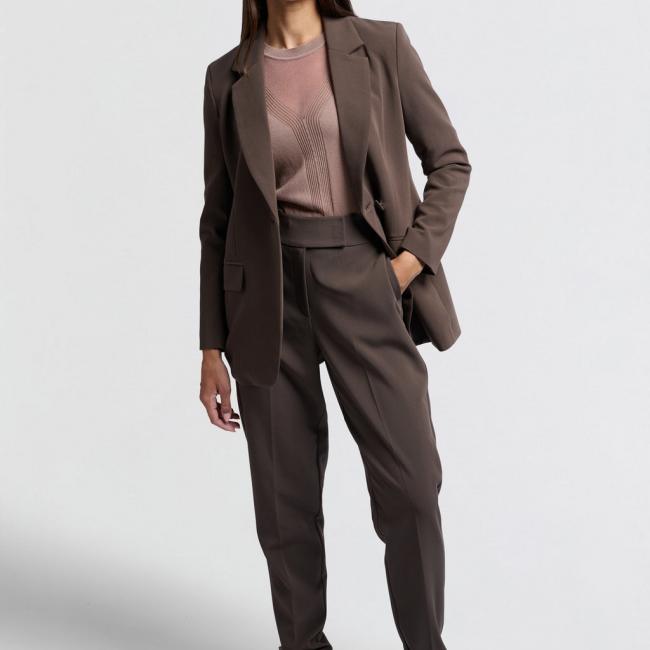 Pull marron avec maille transparente par endroit et col rond