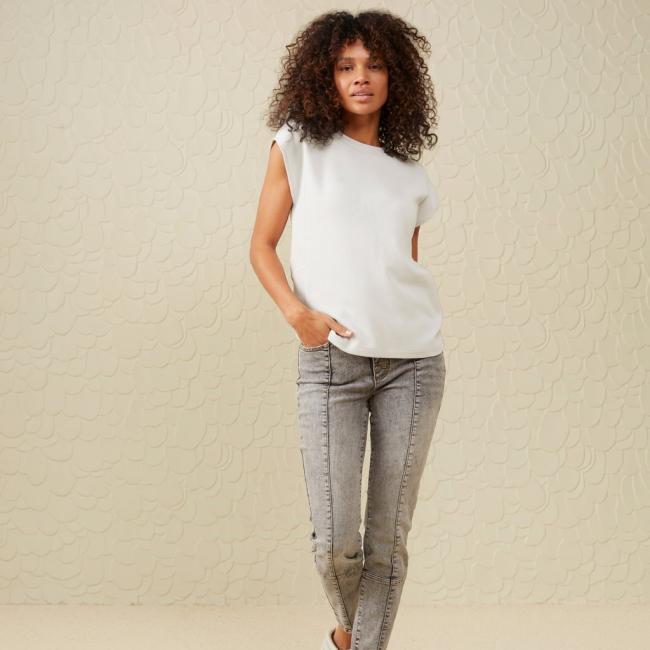 Haut sans manches, col rond et coutures apparentes