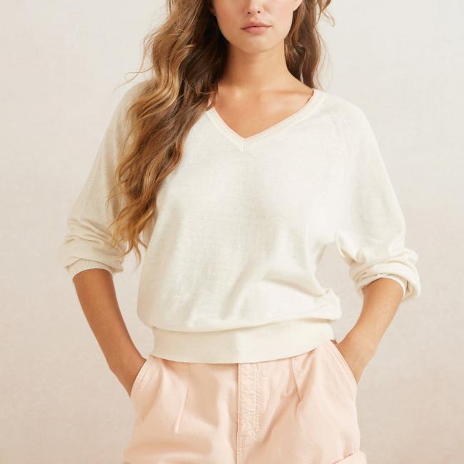 Pull à col V, manches longues et détail rose