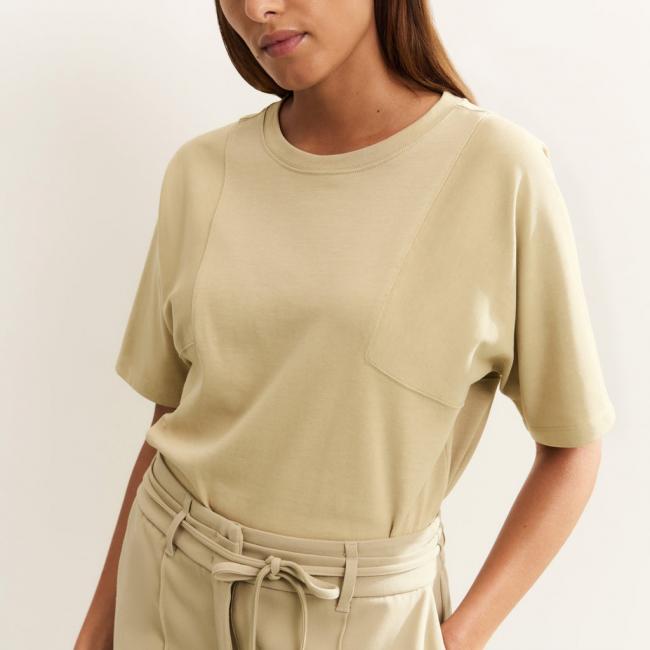 T-shirt épais avec un délicat travail de couture