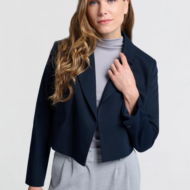 Blazer bleu marine court, détail sur la poche