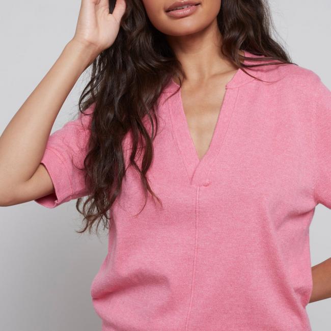 Pull col V, demi-manches et coutures apparentes