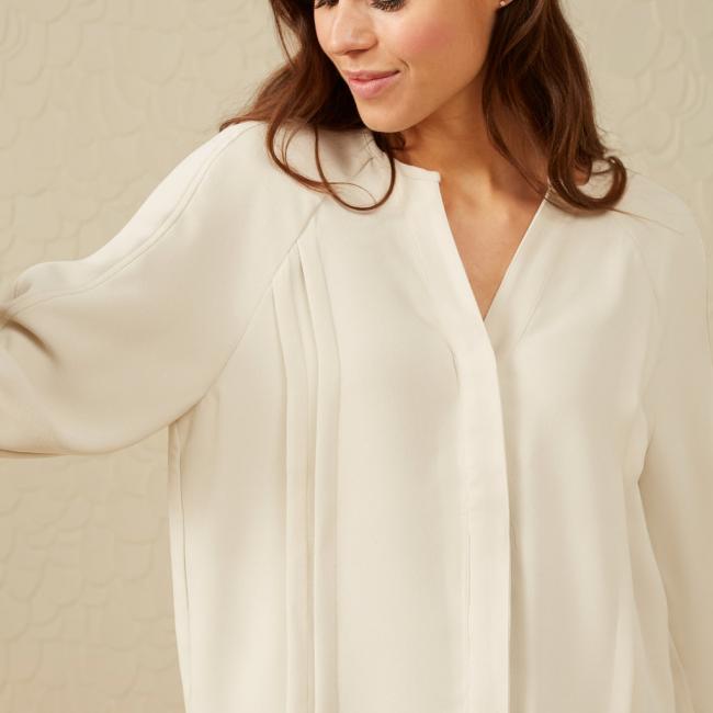 Chemise col V, manches longues bouffantes et détails plissés