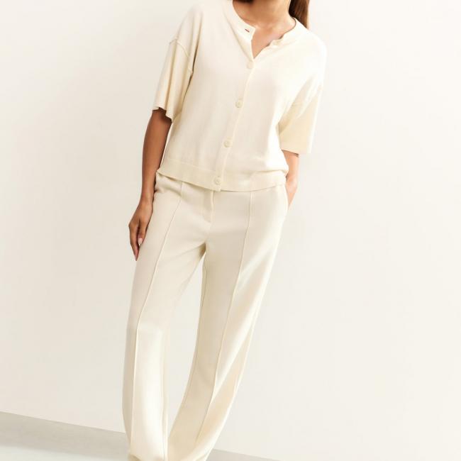 Pantalon évasé et ceinture à nouer