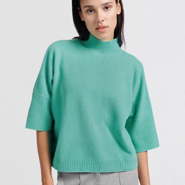 Pull doux à col montant et manches trois-quarts