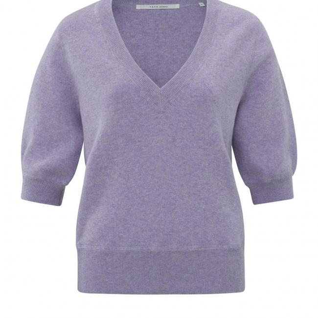Pull doux col V, demi-manches et détails de couture