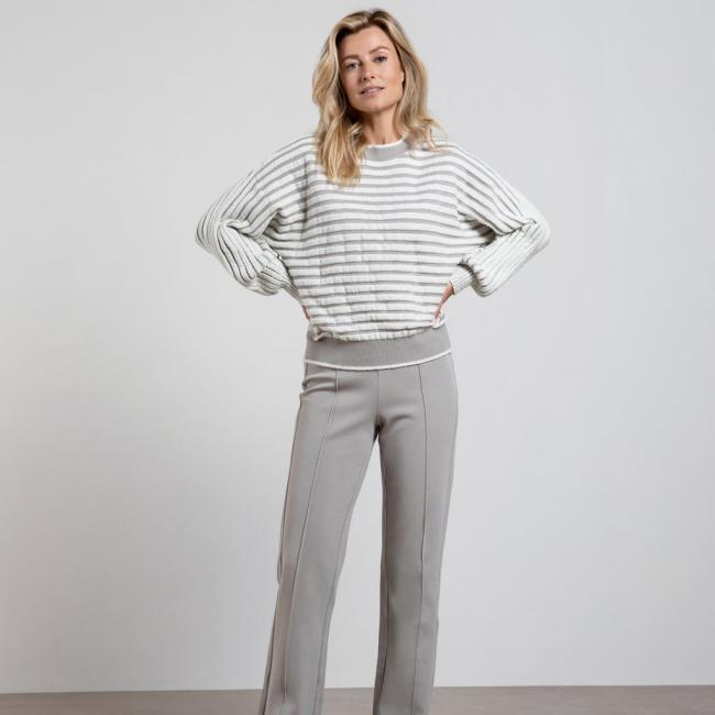 Pantalon à jambe large et longueur d'entrejambe courte